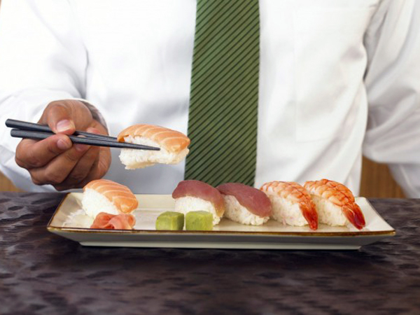 Makan Sushi Terlalu Banyak, Tubuh Pria Ini Penuh dengan Cacing Pita!